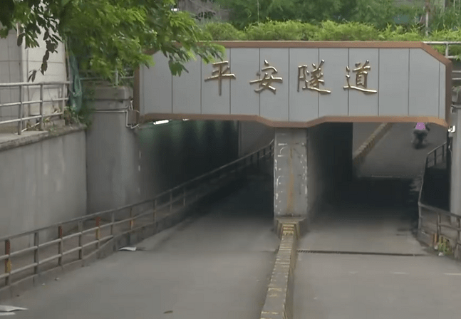 "据了解,该隧道是位于广州市白云区景泰街道的平安隧道,由于车道太窄