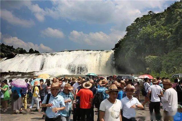 国庆长假，去黄果树瀑布旅游 人山人海