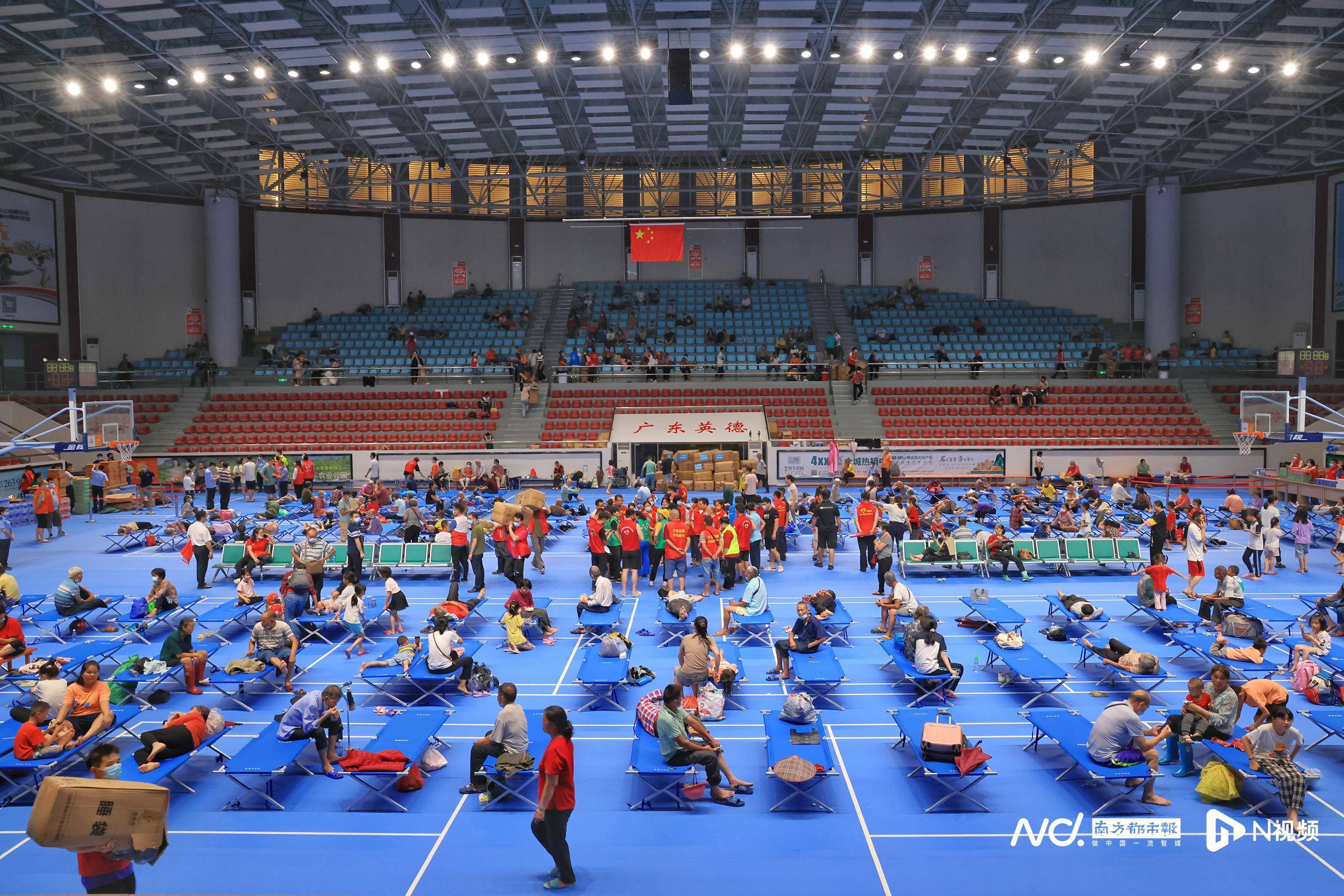 图集英德体育馆接收1600余名受灾群众入住临时的家