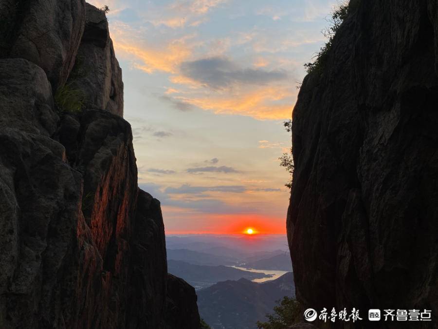 泰山日出绝美瞬间来袭请查收,日出东方红似火,气势恢宏_张琨_摄影