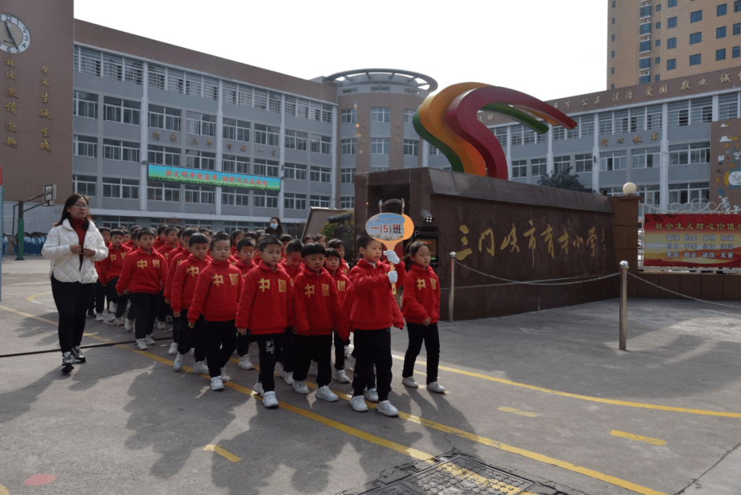 举行教工唱红歌比赛三门峡市育才小学拥有一支师德高尚,业务精湛,倾心