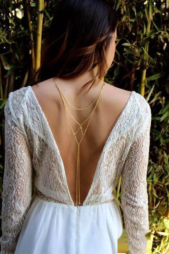 露肩装vs露背装你喜欢哪一个穿搭