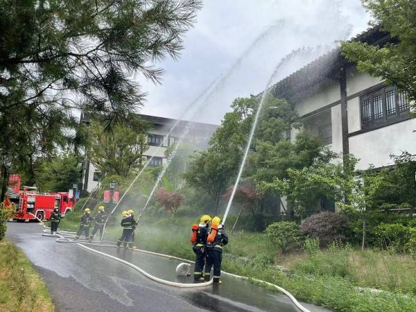 应急管理局：东方盐湖城、茅山森林世界景区组织开展消防培训和实战演练