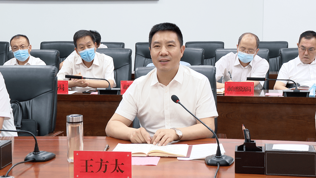 常务副市长朱维昌主持座谈会并介绍金昌经济社会发展情况,与甘肃建投