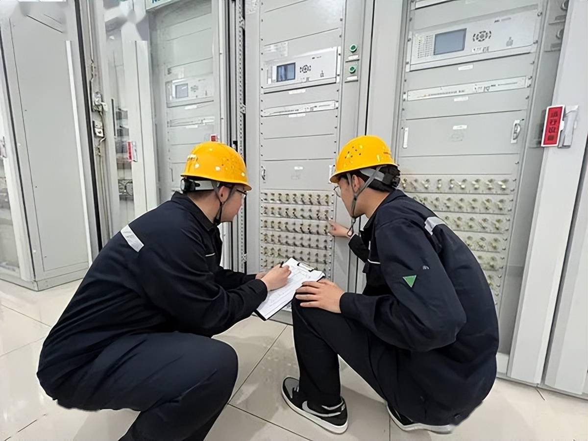 6月17日,冀北电力超高压公司员工庞博,成佳乐在념0千伏中都换流站