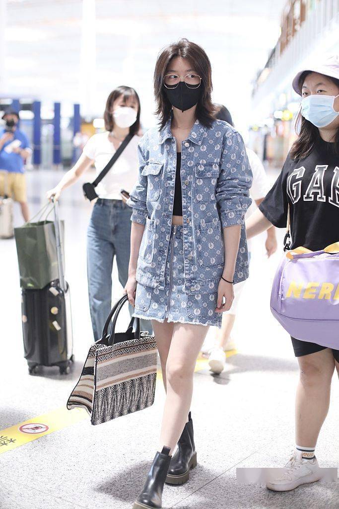 傅菁机场街拍戴眼镜展文艺范印花牛仔套装搭黑靴酷帅时髦