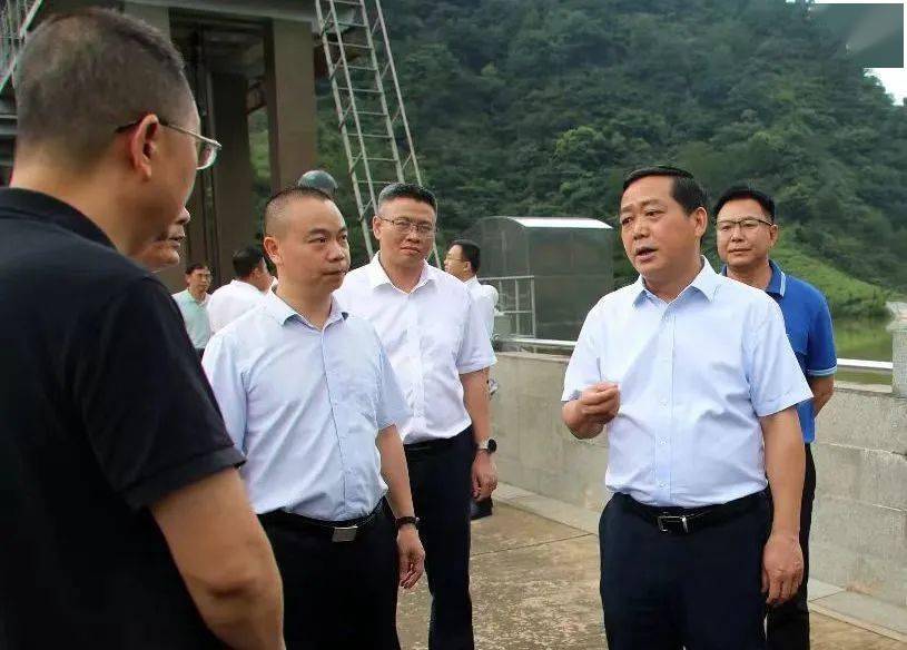 6月22日,市长彭代元到龟石水库进行防汛工作,副市长陈华陪同.