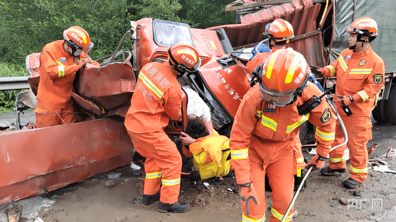 湖南湘西一货车高速上追尾致司机被困湘西消防火速破拆施救