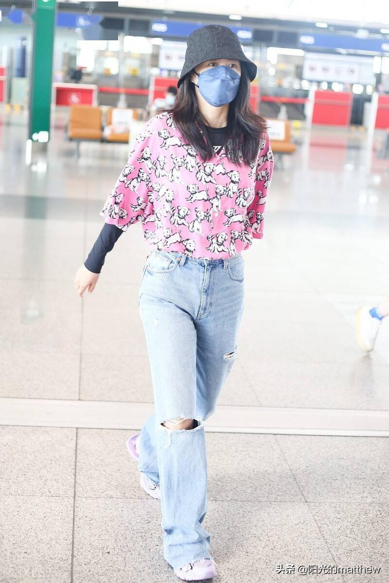谭维维粉色小狗短袖搭牛仔裤现身机场捧鲜花人气旺