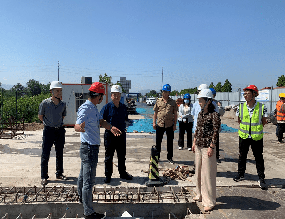 市交通运输局副局长郭京波到g310伊洛河桥项目检查指导工作开展送清凉
