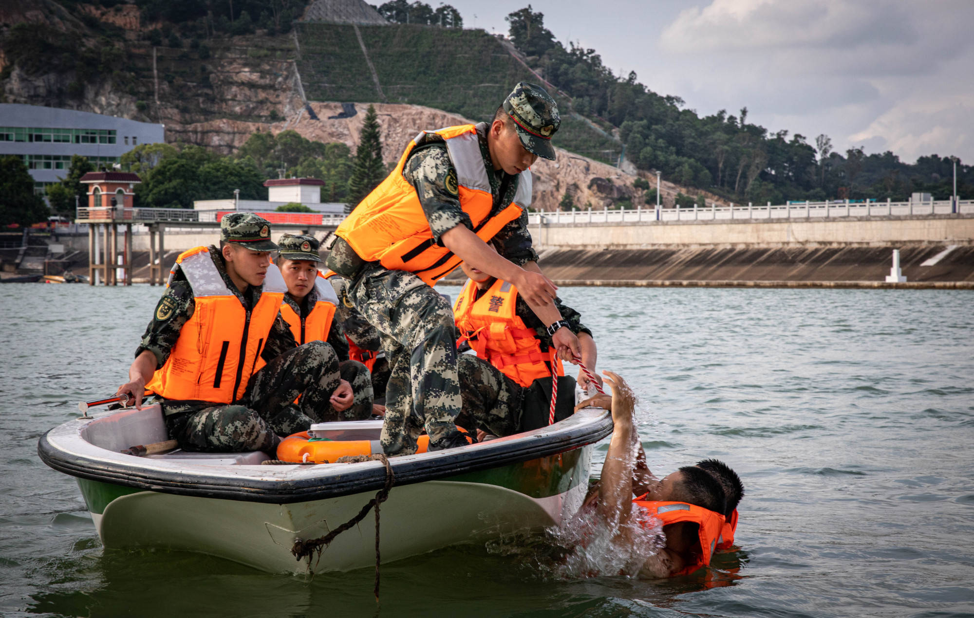 武警广东总队开展冲锋舟集训_救援_何捷_树军