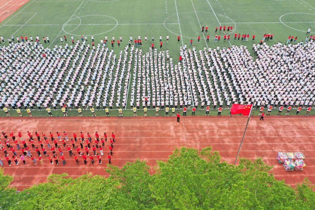6月20日,顺峰中学全体师生齐聚一起举行庄严的升旗仪式和"奋力奔跑