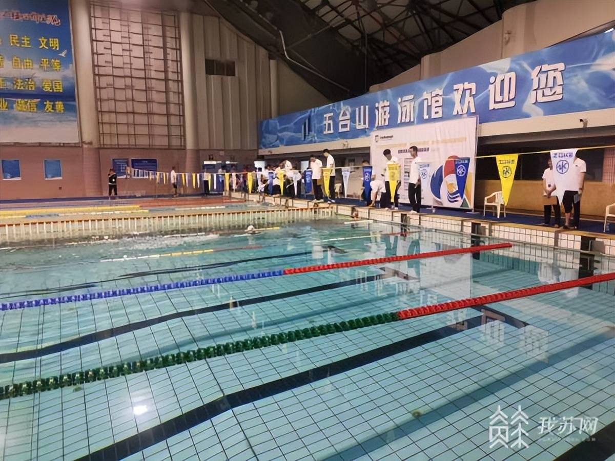 今天(6月26日)上午,在江苏省五台山体育中心游泳馆,家长李女士对游泳
