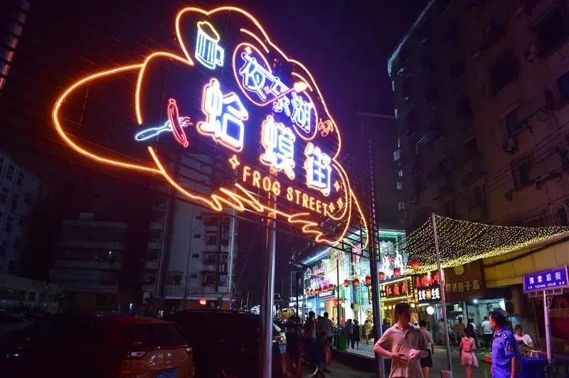 48,以蛤蟆街,系马桩,羊子巷为代表的美食街,填满了每一个南昌人的肚子