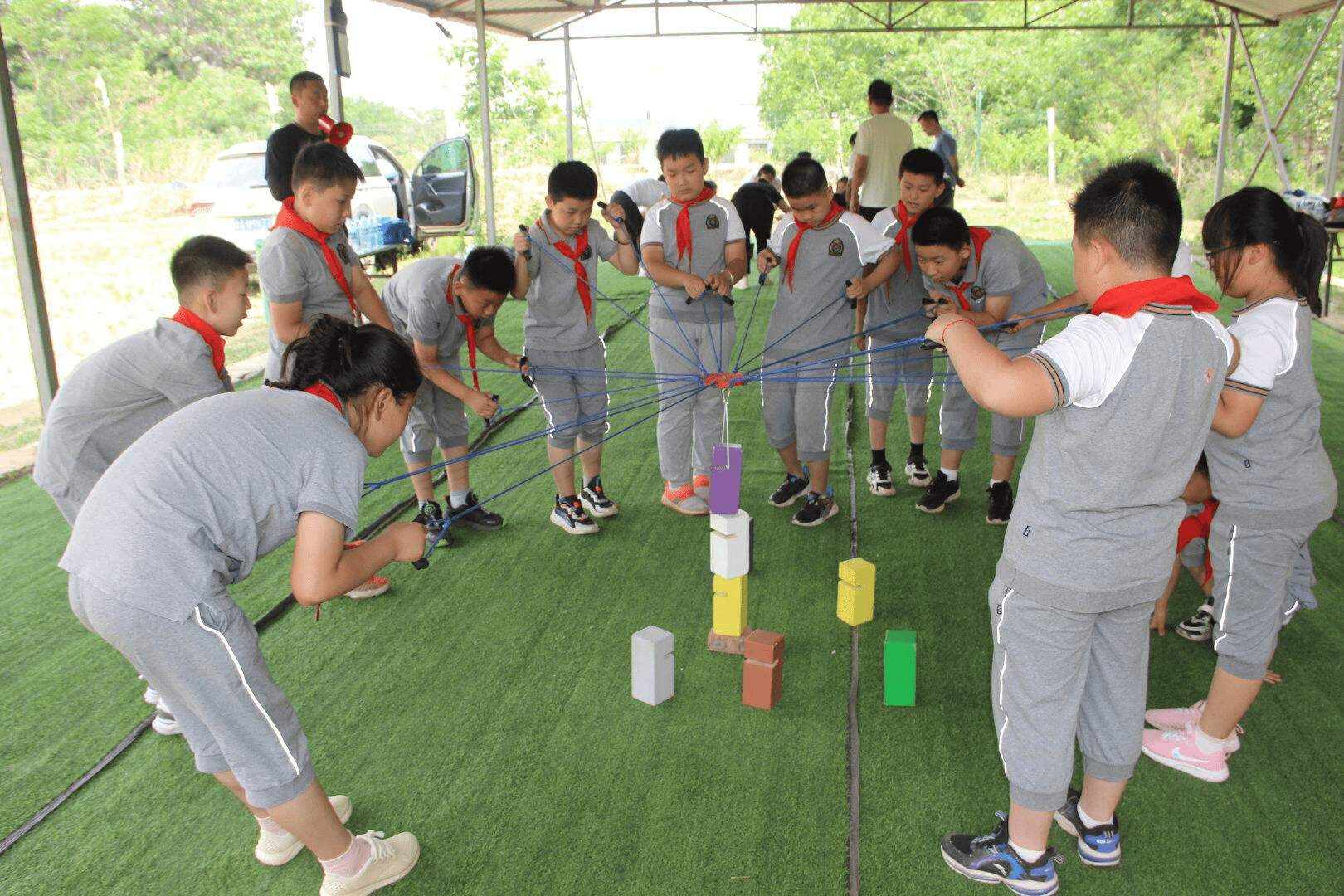 济南一小学学生与家长共同参加拓展训练