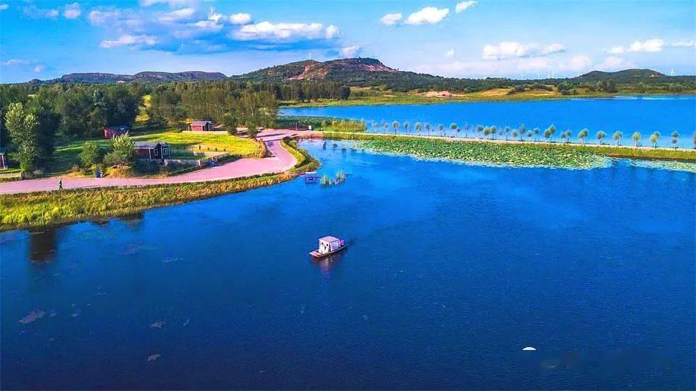 德力格尔草原景区位于辽宁阜新市彰武县大德镇,大德镇境内居住着汉族