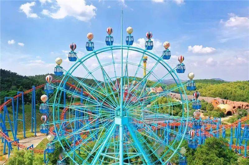 南京银杏湖乐园游乐区设置20多个大型游乐设施,包括海盗船,云霄飞车