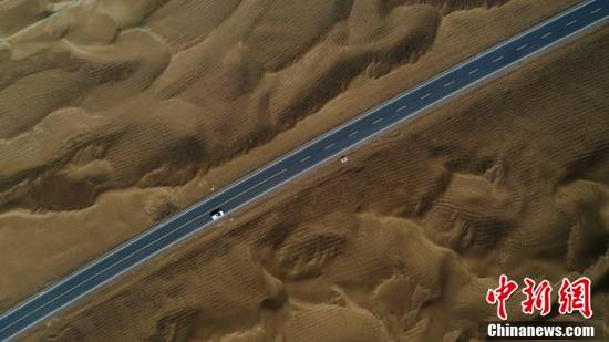 新疆巴州：航拍尉且沙漠公路旖旎风光
