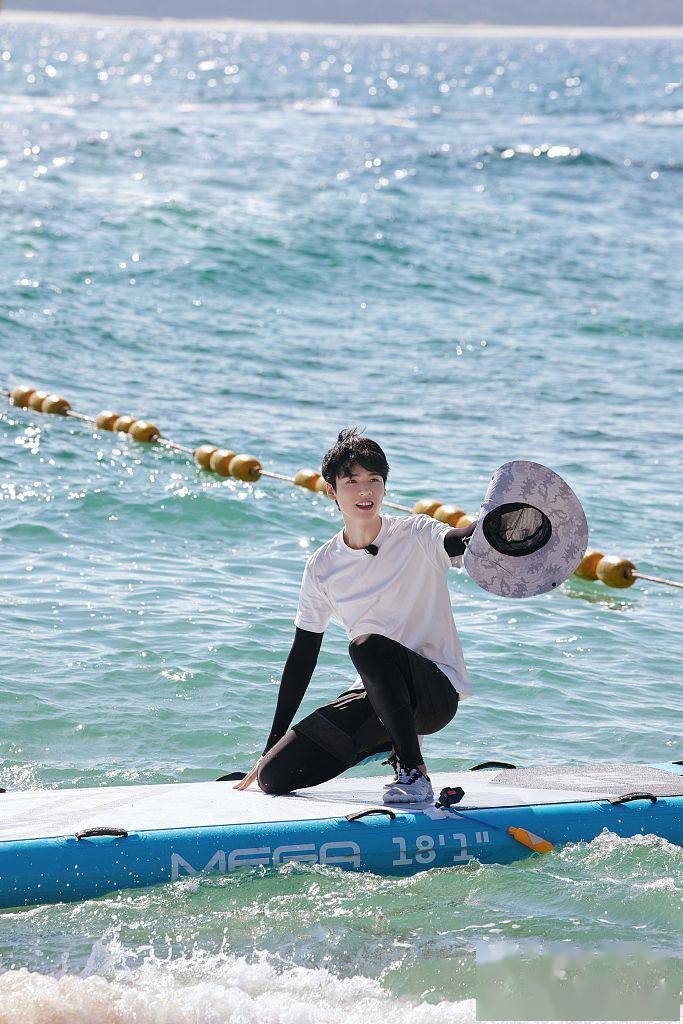 龚俊发布极限挑战录制写真海边帅气冲浪凸显运动活力