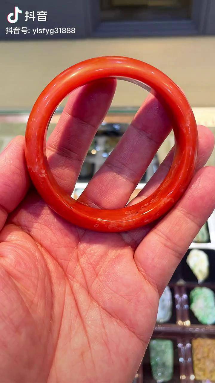 珍藏保山南红老矿料纯红色扁圆口素圆手镯内径尺寸约596mm整体尺寸约