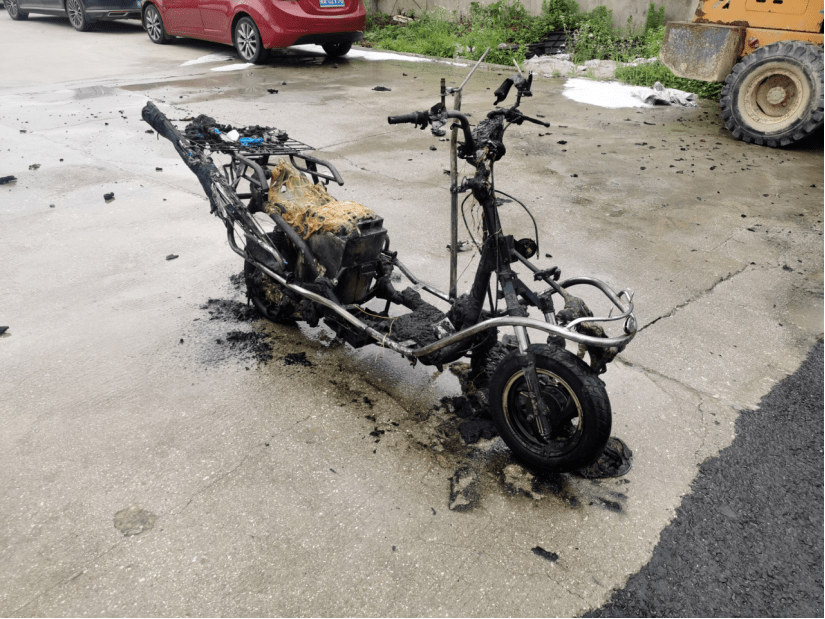 外賣小哥騎行中電動車突發自燃!_關口街道_瀏陽市_物業