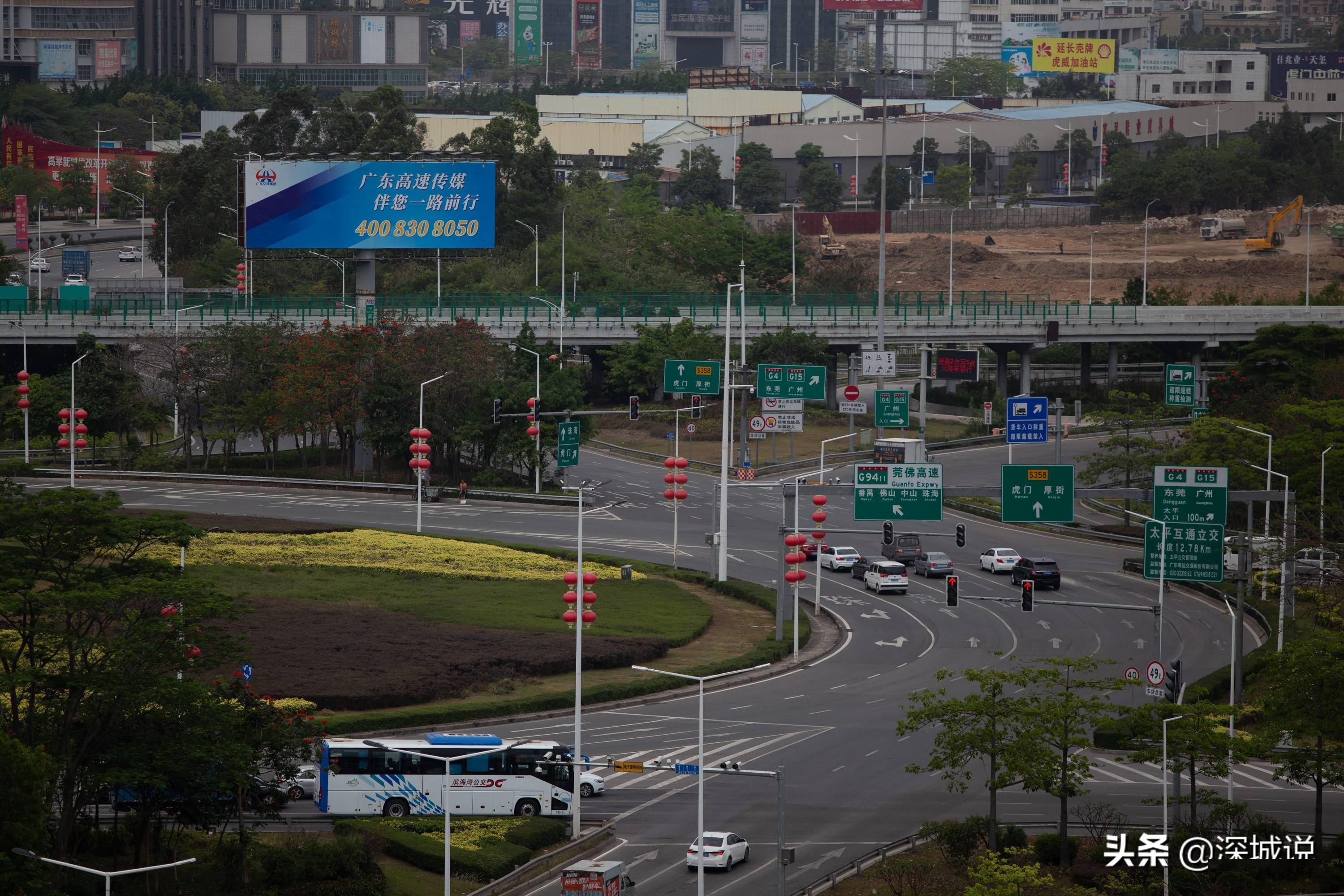 高速收费站.驶向虎门大桥的车辆.道路旁的楼宇密密麻麻.