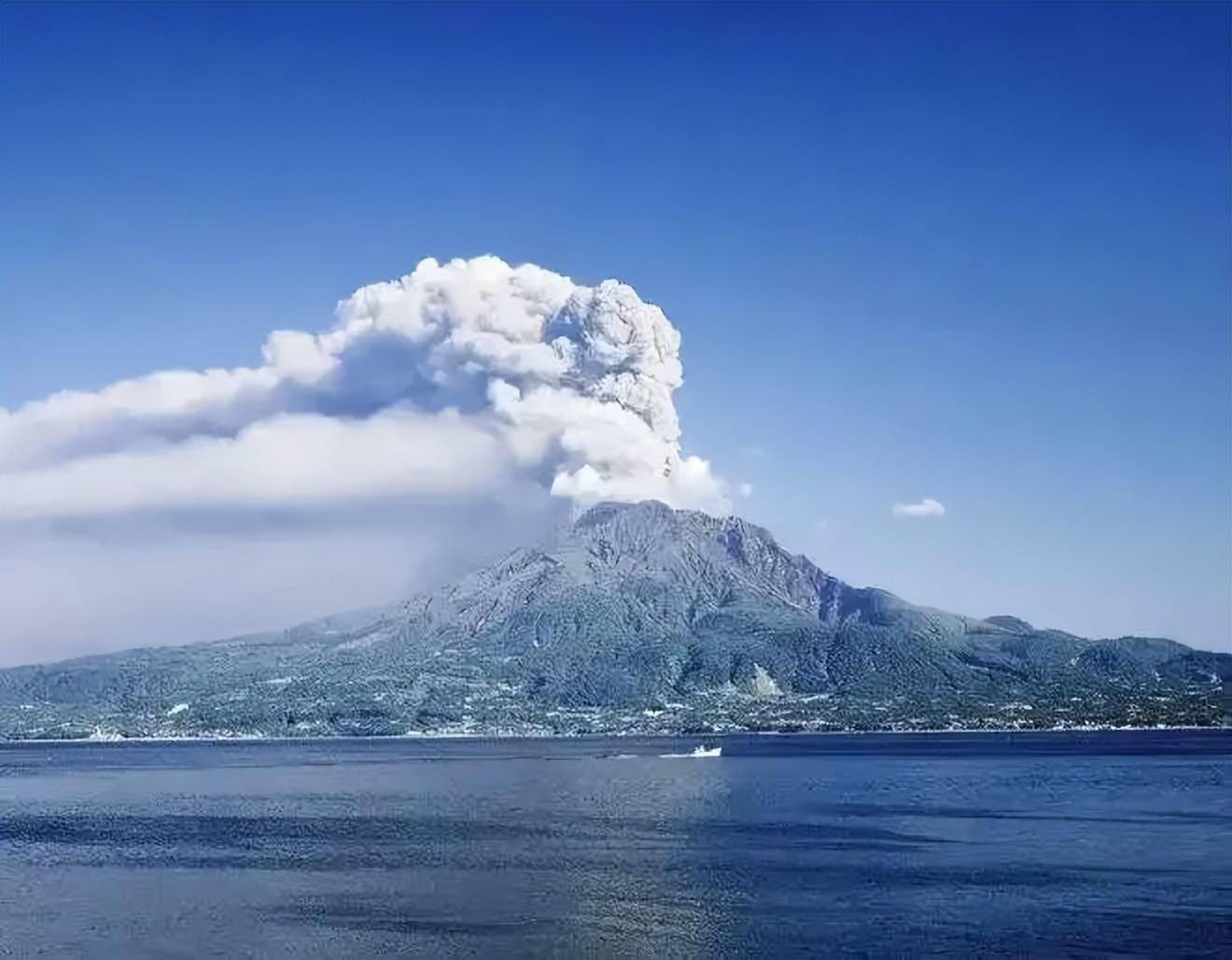 富士火山随时大爆发樱岛火山冲起1500米烟柱会引爆富士火山