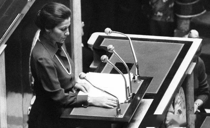 1974年,时任卫生部长西蒙娜·韦伊(simone veil)就向国会提交了女性