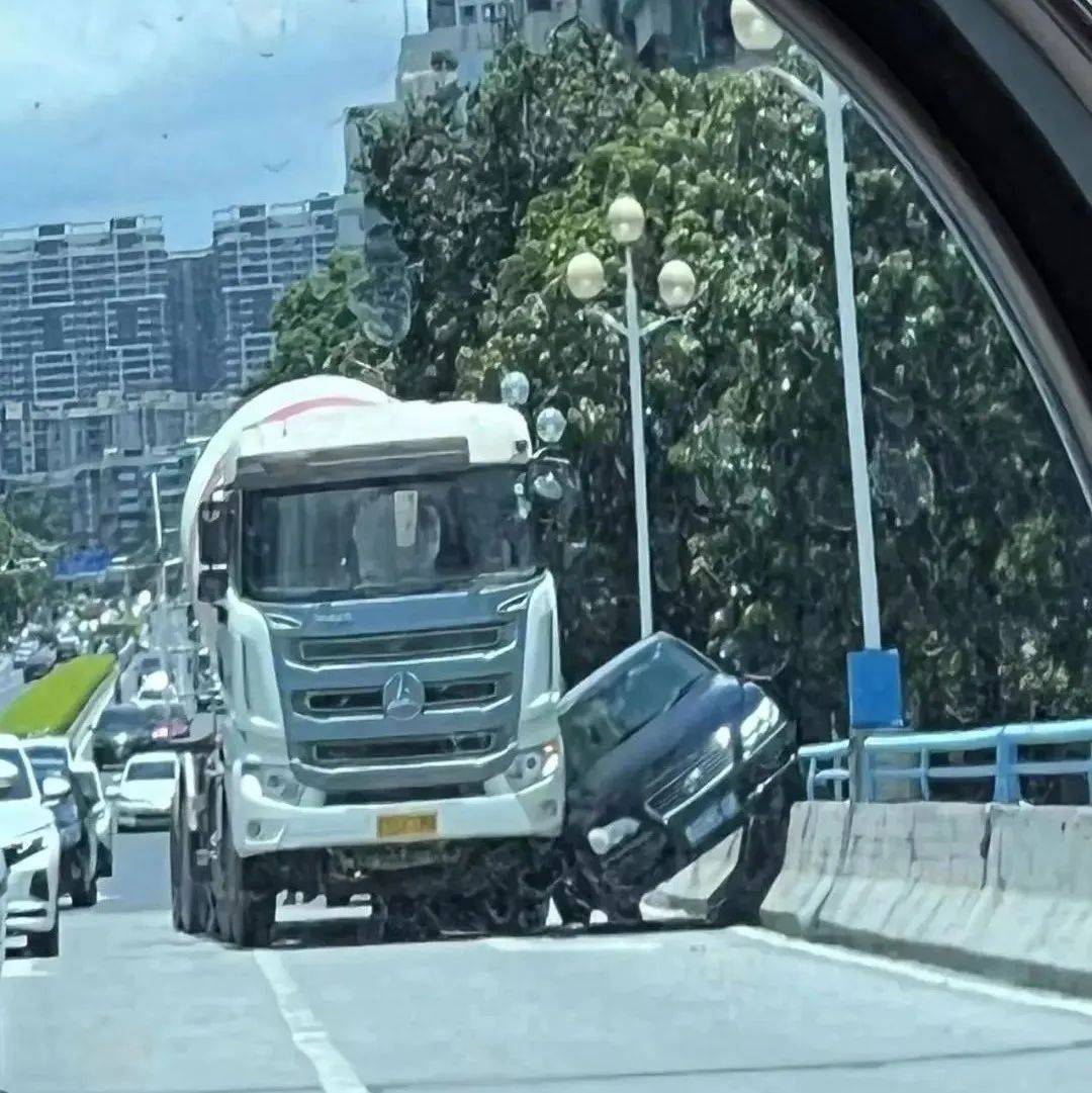 广东汕头发生8车相撞事故，致多人受伤_凤凰网