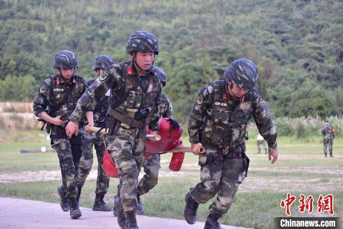 武警福建总队开展"巅峰-2022"特战侦察比武_港警三支"反恐部队"新装