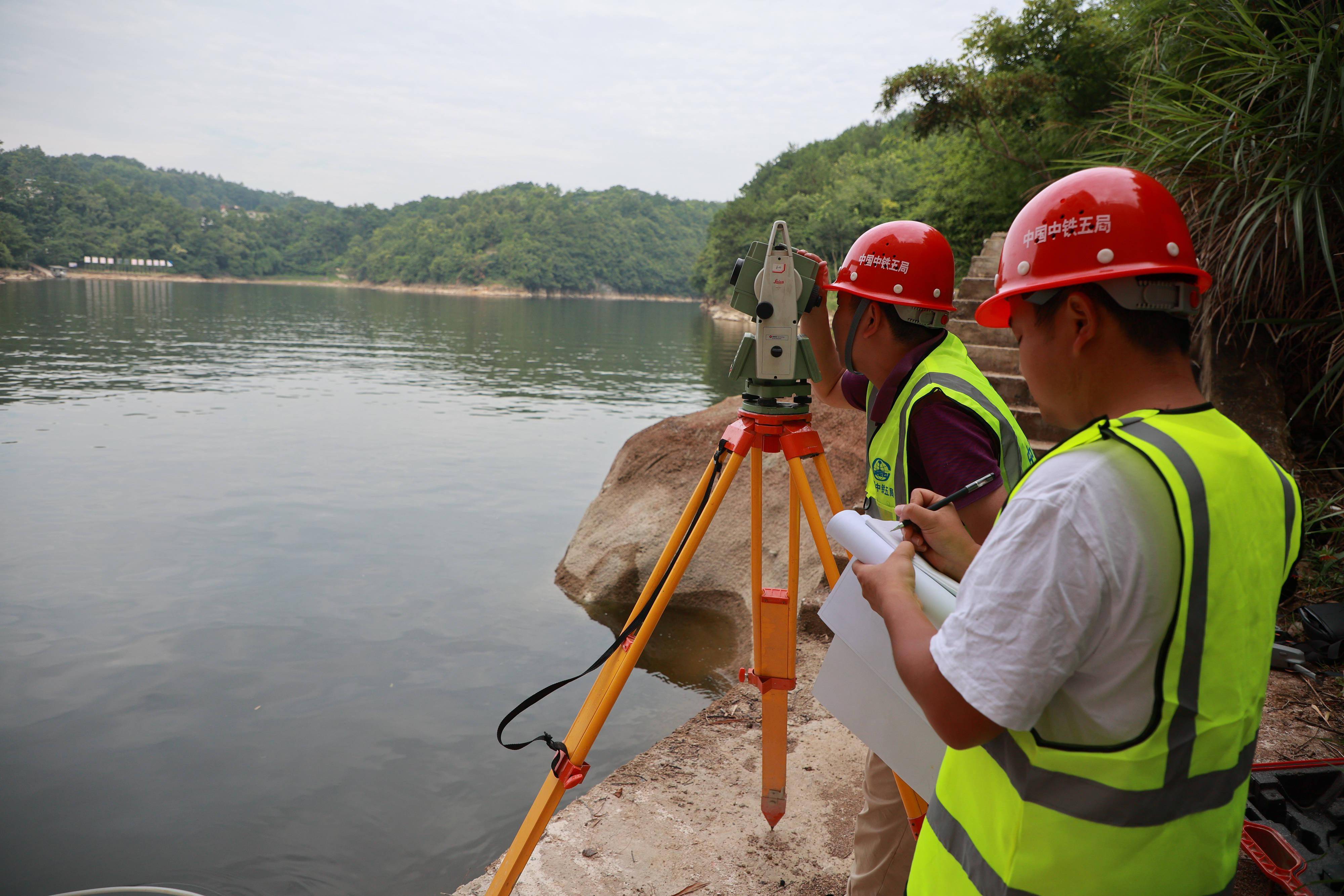 花南花中输水工程全线通水6月29日,工作人员在贵阳市花溪水库测量数据