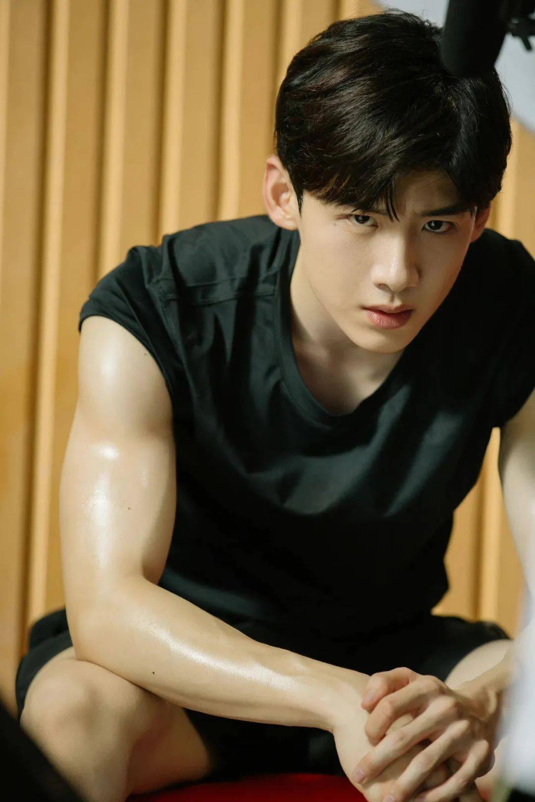 白敬亭行走的拍照姿势大全