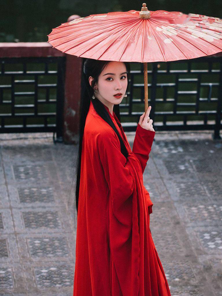 陈都灵红衣佳人古风穿搭超美撑油纸伞展独特古韵魅力