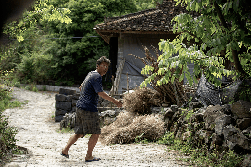 全村都讨厌的懒汉黄文秀为什么还要帮他敬请关注电视剧大山的女儿第四