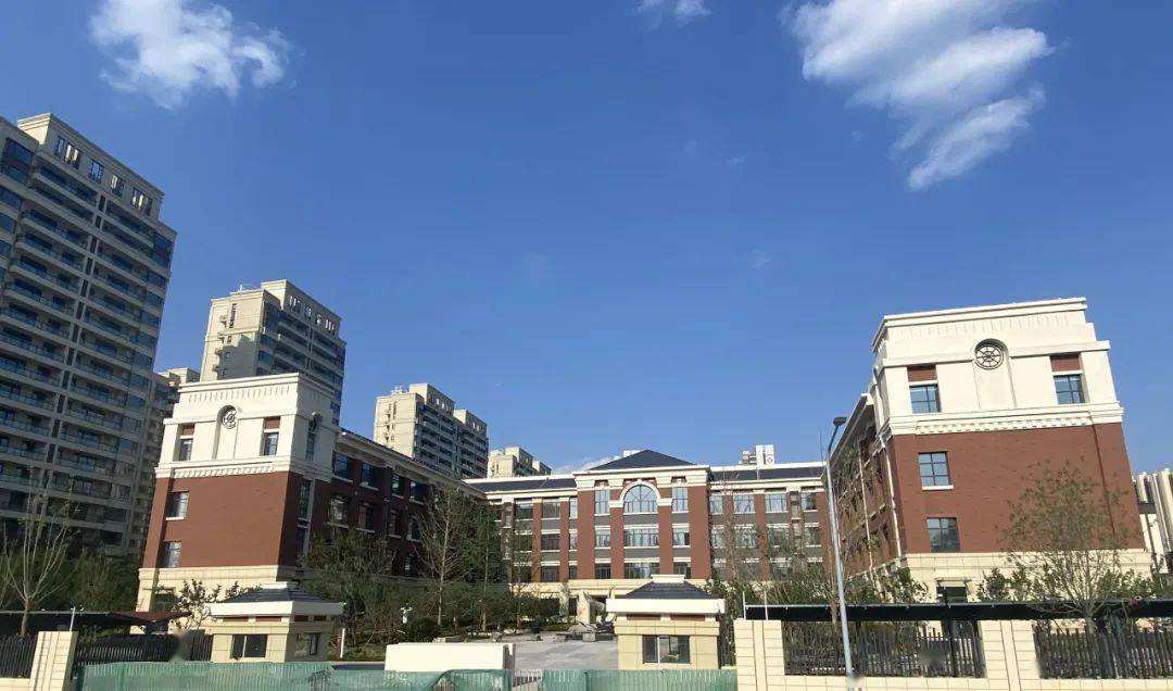 银丰玖玺城配建有幼儿园,小学,初中.