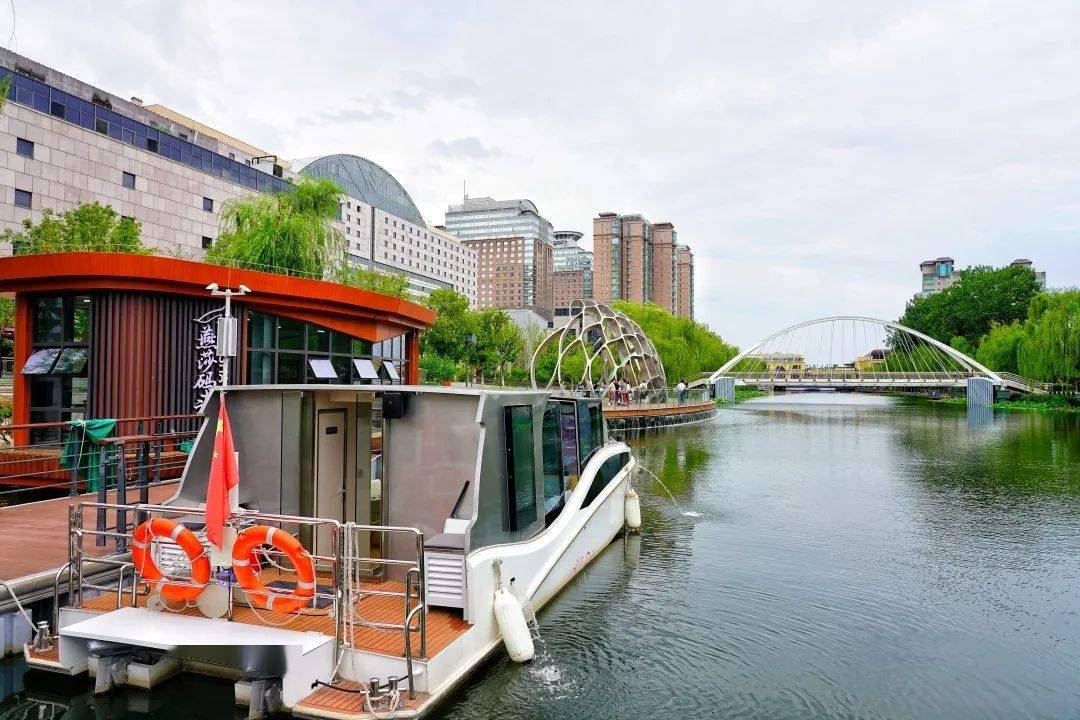 王成志说,亮马河旅游通航项目"以河道复兴带动城市更新",将功能疏解促