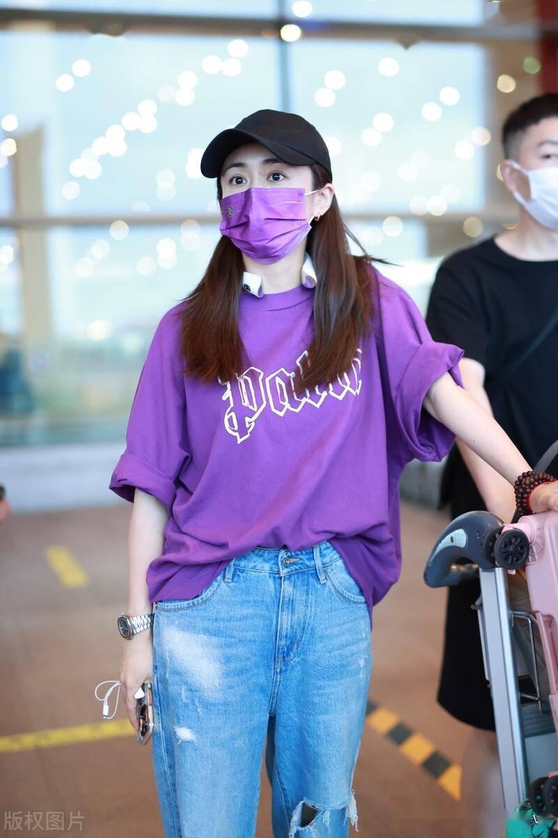刘芸紫色短t搭牛仔裤现身机场,戴棒球帽简单率性_北京_刘芸_机场