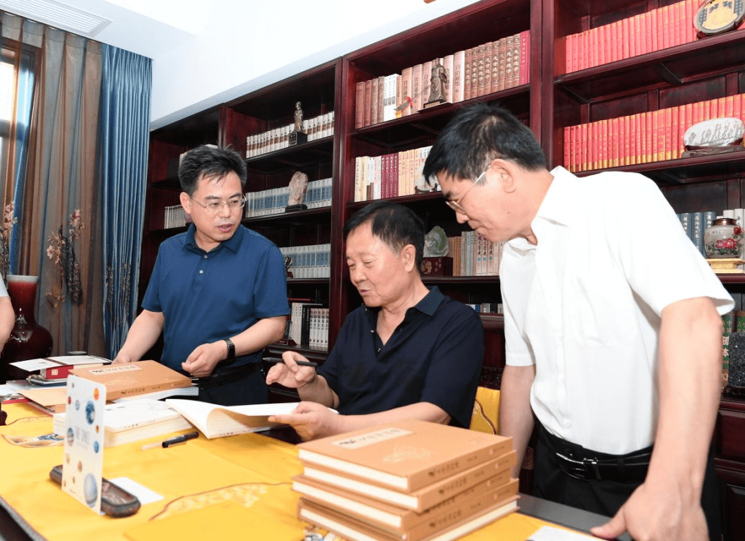 袁振旭一行分别来到陈长禄,樊纪亨,刘合心等6位老党员家中,送上鲜花与