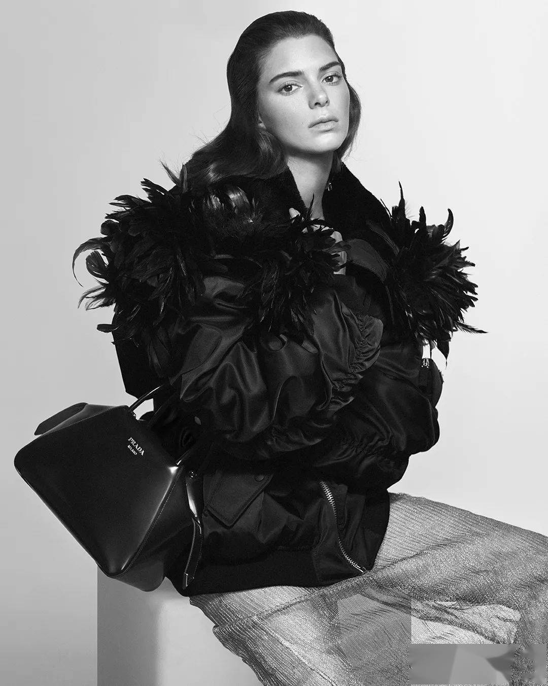 释出了品牌的2022秋冬高级成衣系列最新宣传大片,美国模特 kendall