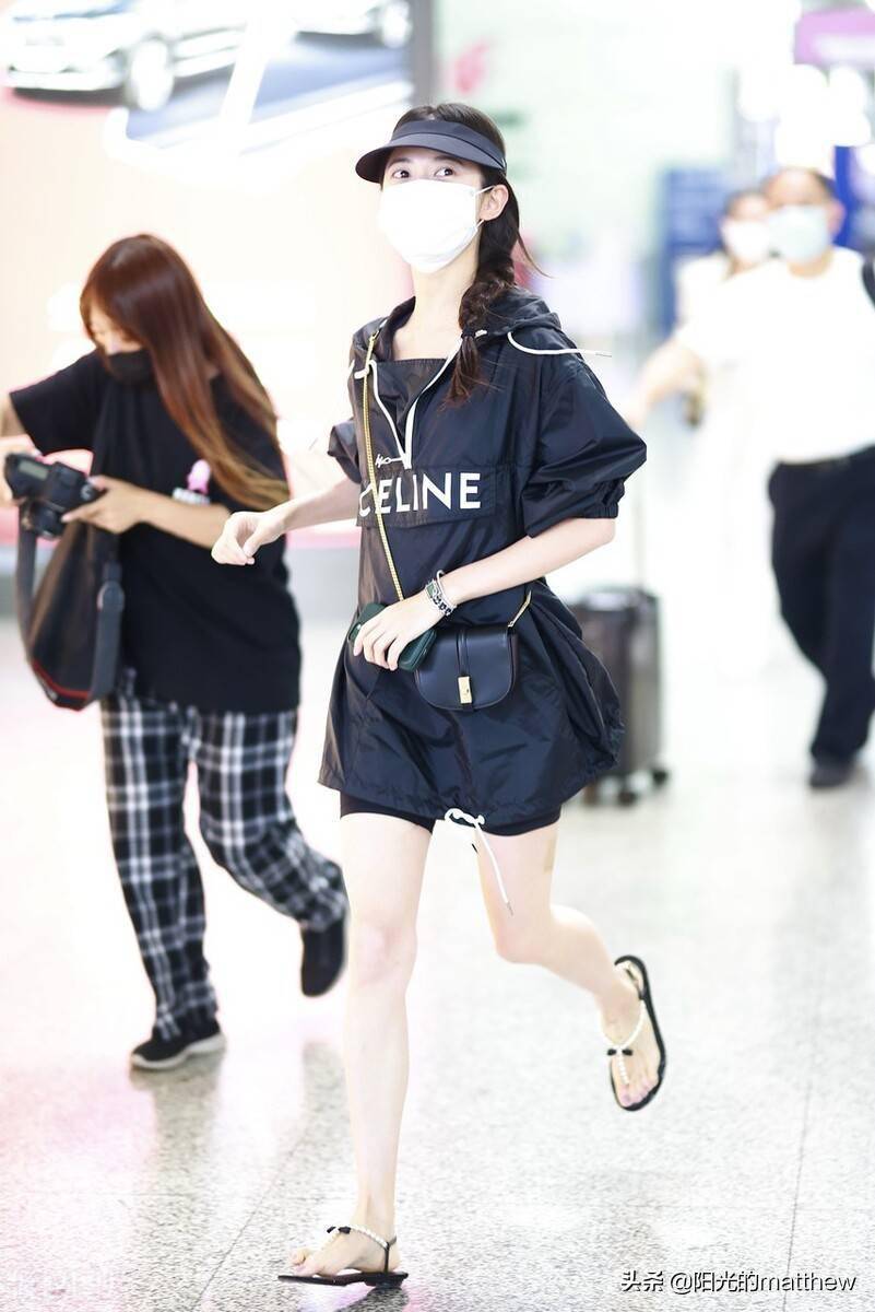 陈钰琪黑色套衫搭短裤现身机场秀美腿身材好
