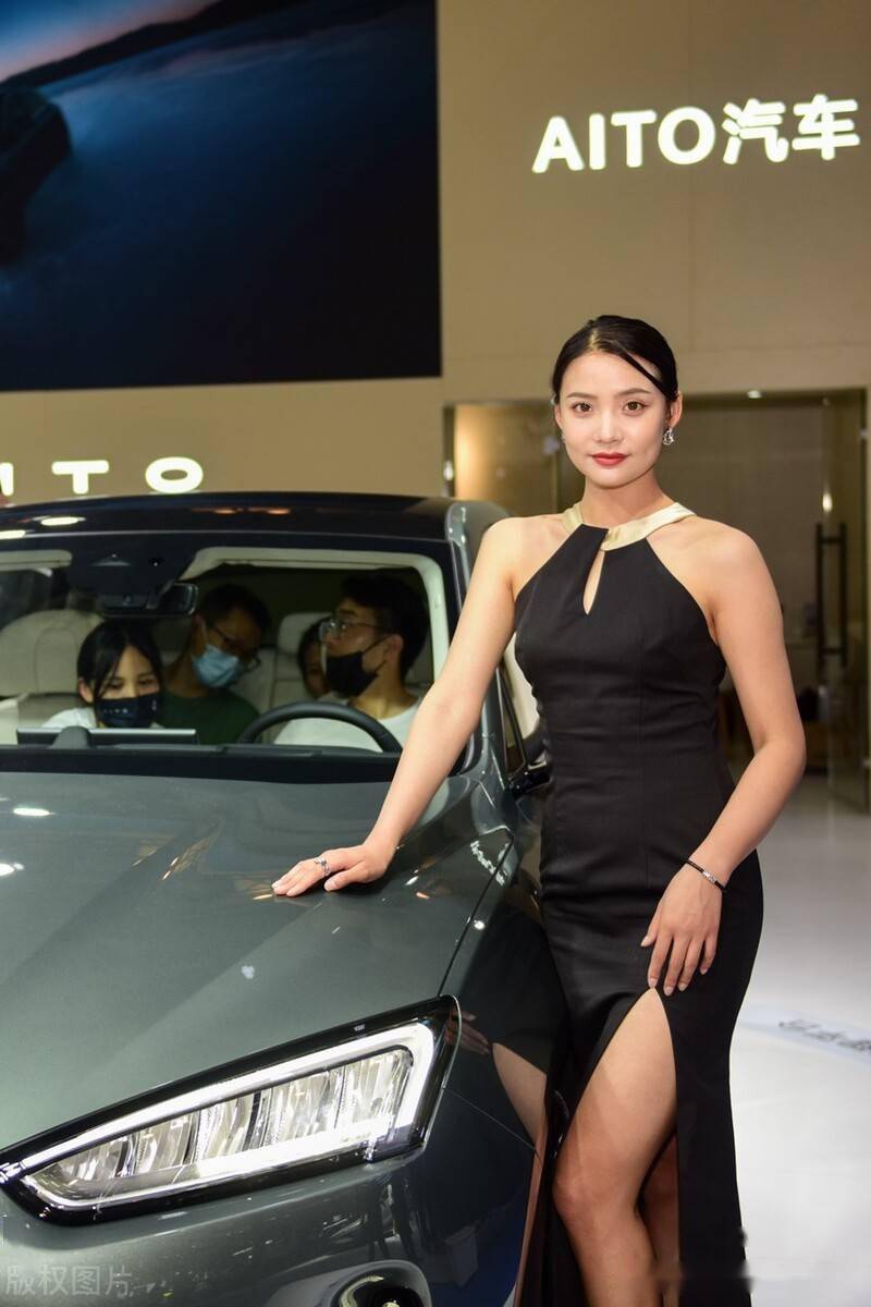 2022苏州国际车展举行车模争奇斗艳