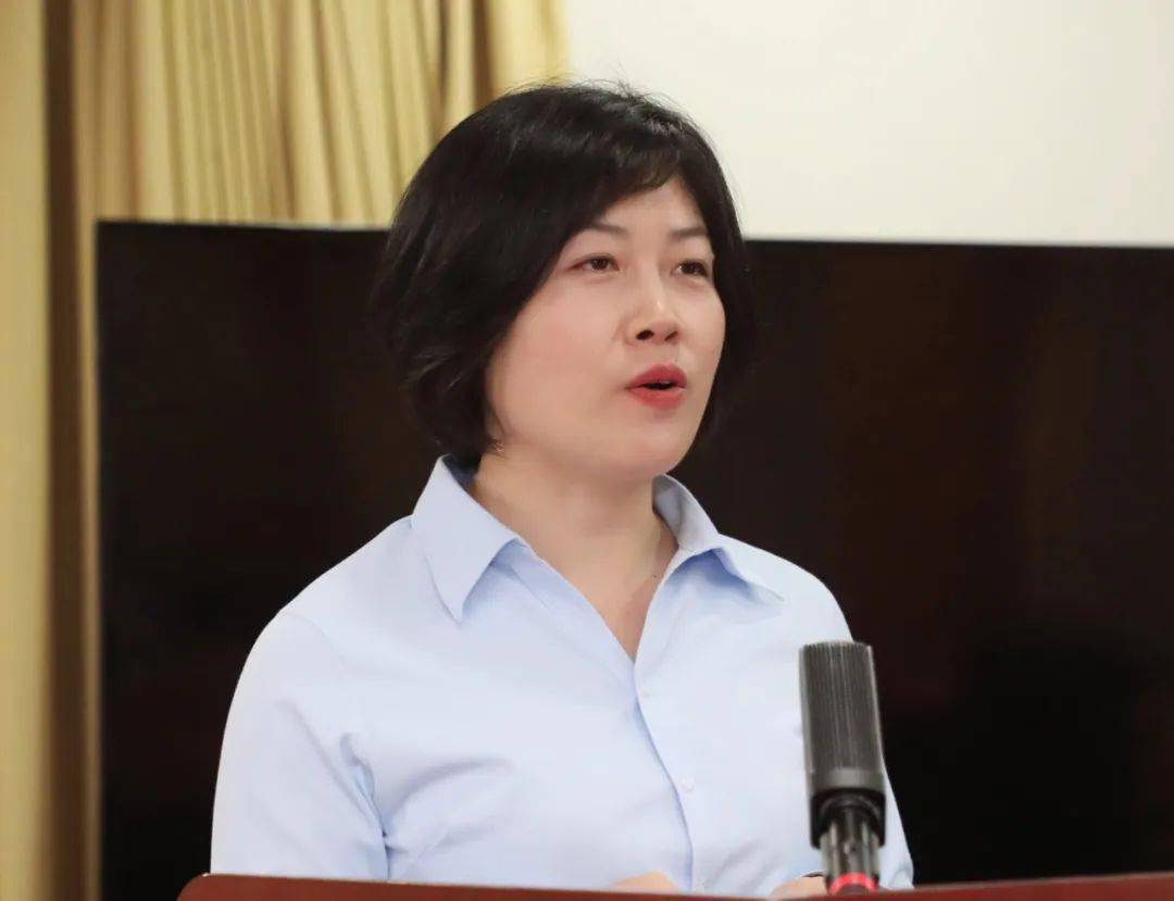 县委常委,宣传部部长,副县长程春艳主持签约仪式.