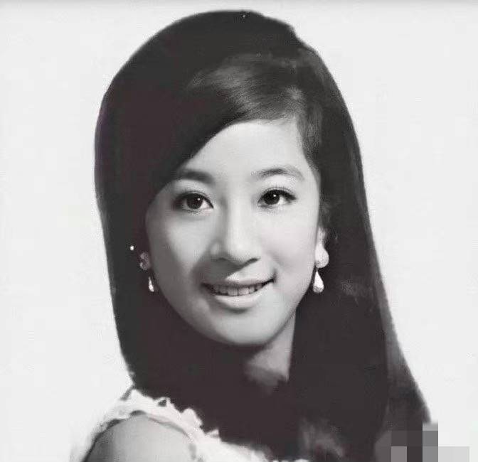“婚纱女王”王薇薇庆73岁生日,举止灵动像少女