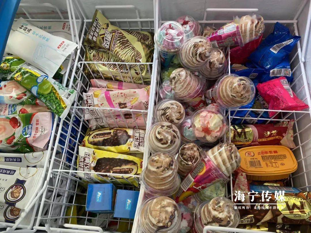 在市区鑫泰城小区旁的一家便利店,大潮君看到,在冰柜里,雪糕没有明码