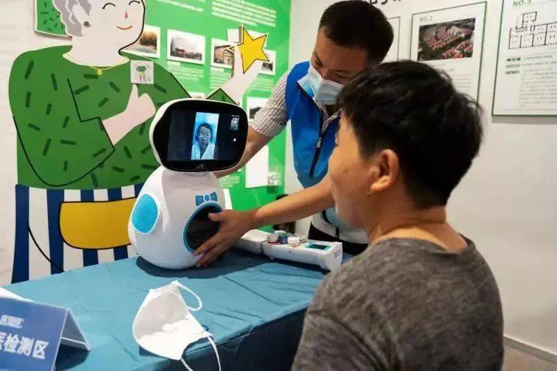 问诊更方便！普陀这里的“机器人”与居民一起“聊”健康