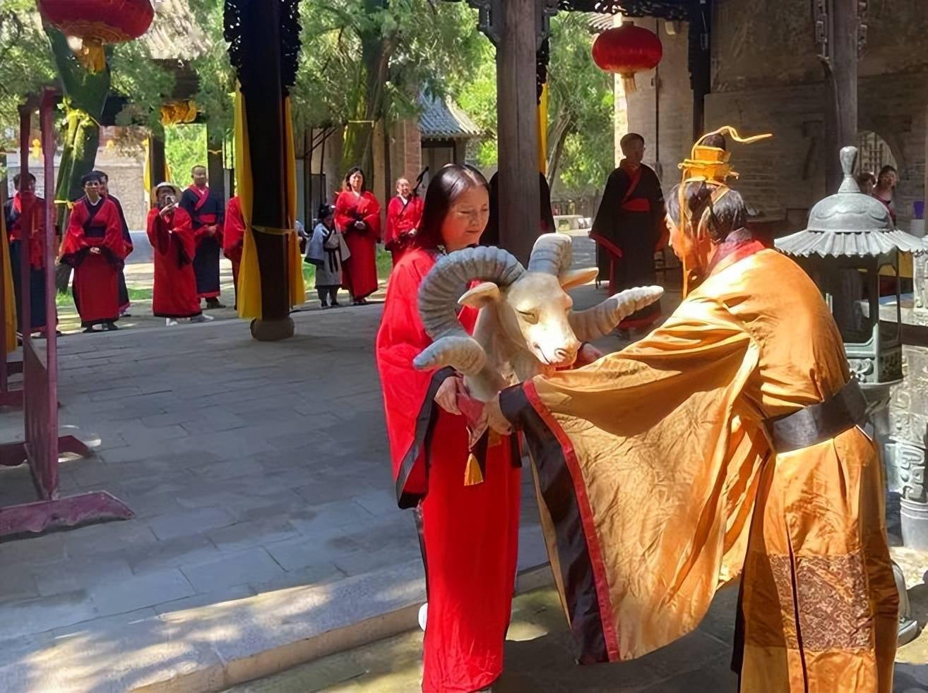 獻三牲正衣冠祭先聖穿華服7月3日,來自香港理工大學通理學院mba—f班