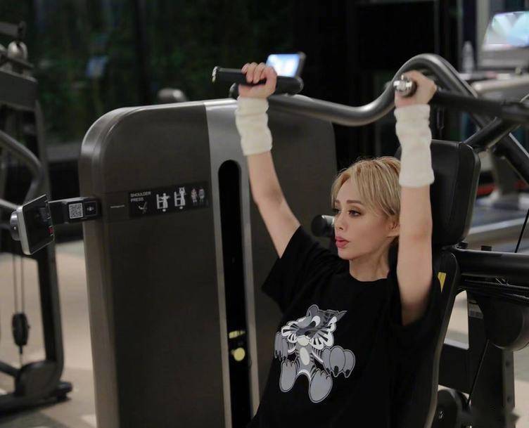 50岁宁静罕晒健身照手臂肌肉线条太惊艳一双美腿又细又直