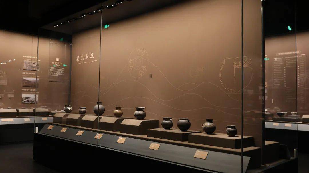 万件,馆藏文物体系完备,涵盖古今,种类丰富,特色鲜明,主要有印信封诰