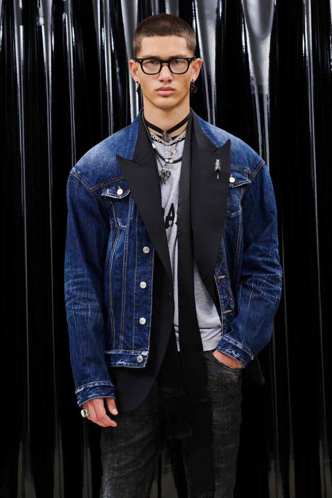 丹宁在消费市场占有很重要的一部分市场份额,dsquared2