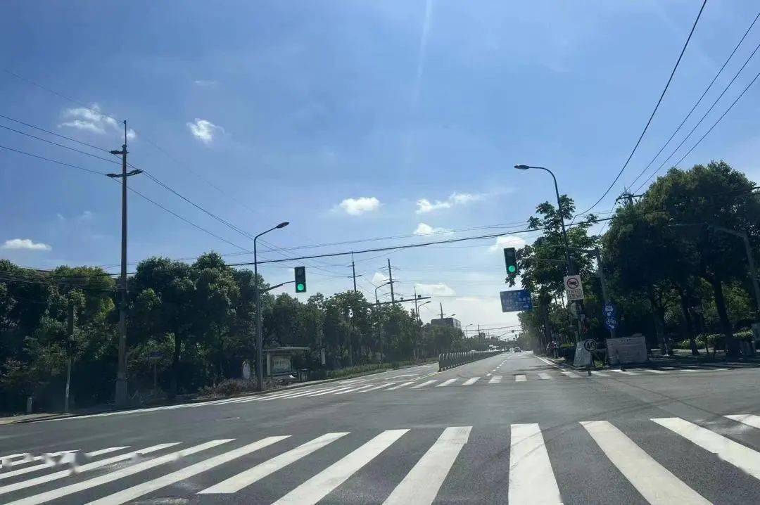 据施工方介绍,目前民雨路-华东路路段沥青已经全部铺好,7月5日将完成